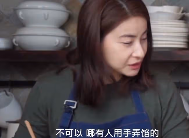 郭晶晶包餃子迎新年,霍啟剛不戴手套拌餡料被嫌棄,豪華廚房曝光