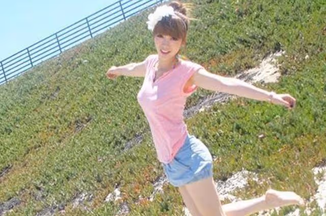柳岩國外度假照曝光,身材超好,狀態宛如少女