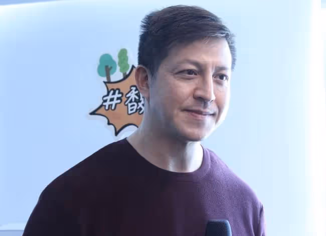 怕養不好倆自閉症兒子？鄭健樂離婚後罕露面，被曝一提孩子就會哭