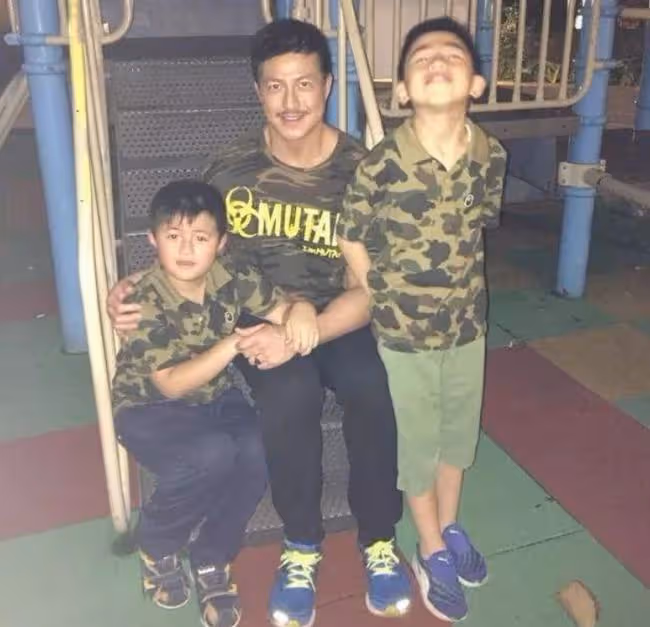 怕養不好倆自閉症兒子？鄭健樂離婚後罕露面，被曝一提孩子就會哭