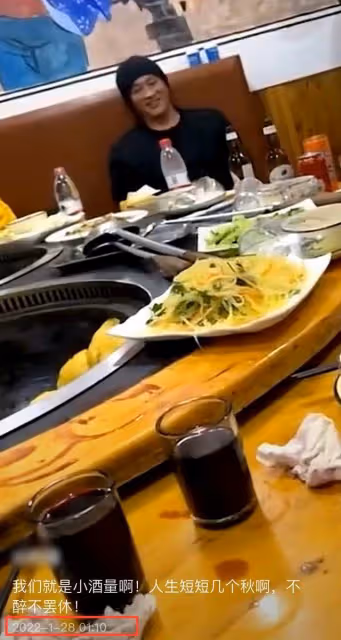 佟麗婭何潤東現身平價餐館,環境簡陋不嫌棄,男方舉杯豪飲太高興