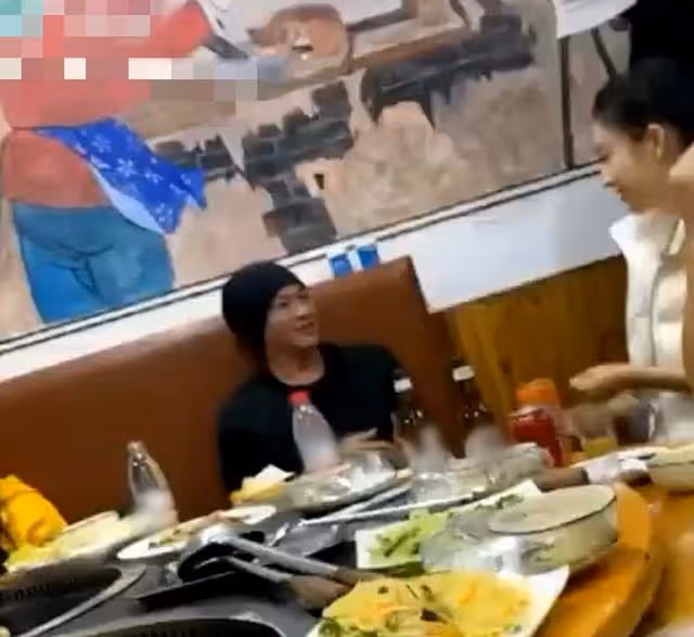 佟麗婭何潤東現身平價餐館,環境簡陋不嫌棄,男方舉杯豪飲太高興