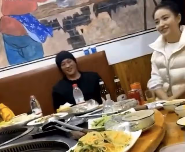 佟麗婭何潤東現身平價餐館,環境簡陋不嫌棄,男方舉杯豪飲太高興