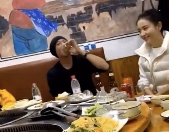 佟麗婭何潤東現身平價餐館,環境簡陋不嫌棄,男方舉杯豪飲太高興