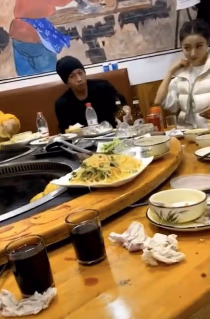 佟麗婭何潤東現身平價餐館,環境簡陋不嫌棄,男方舉杯豪飲太高興