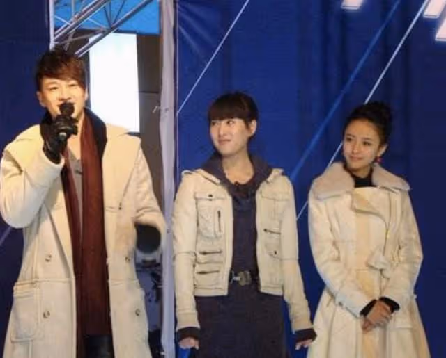 佟麗婭何潤東現身平價餐館,環境簡陋不嫌棄,男方舉杯豪飲太高興