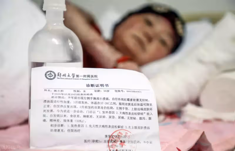 相濡以沫!身障丈夫24小時照顧患病妻 為省錢「兩塊饅頭吃3天」心酸又暖心:妻子是第一位