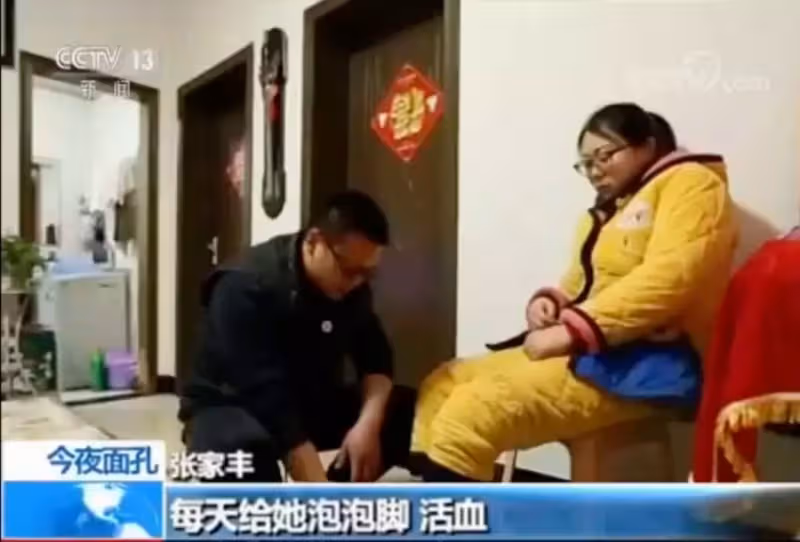 女友一夜變植物人！癡情男不離不棄「呵護10年」　沉睡500多天後「奇蹟出現」：逼哭上萬人