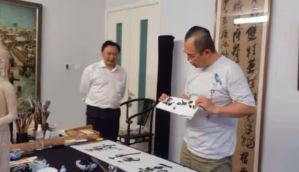 張鐵林豪宅曝光,龍袍古董應有盡有,名畫雲紋毯像極了皇帝寢宮!