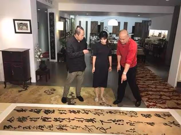 張鐵林豪宅曝光,龍袍古董應有盡有,名畫雲紋毯像極了皇帝寢宮!