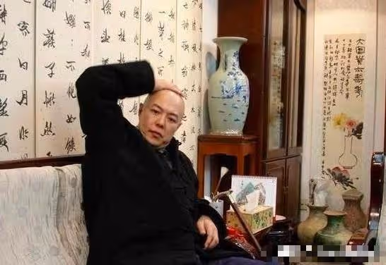 張鐵林豪宅曝光,龍袍古董應有盡有,名畫雲紋毯像極了皇帝寢宮!