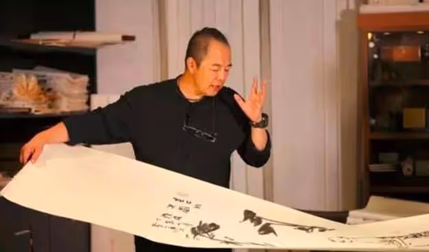 張鐵林豪宅曝光,龍袍古董應有盡有,名畫雲紋毯像極了皇帝寢宮!
