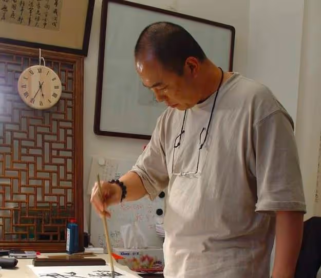 張鐵林豪宅曝光,龍袍古董應有盡有,名畫雲紋毯像極了皇帝寢宮!