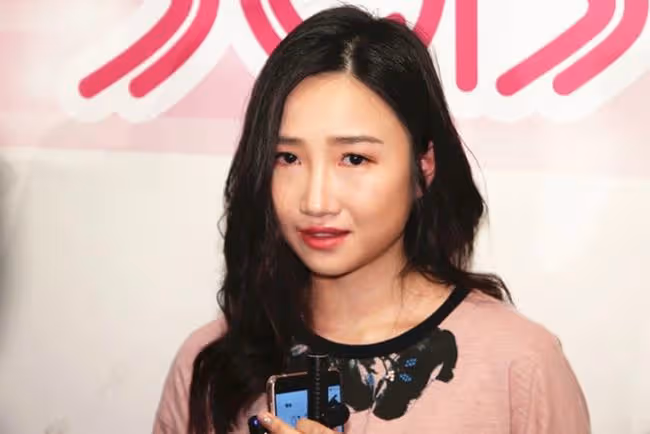 恭喜！27歲港姐嫁入豪門，男方高大帥氣，伴娘團一反傳統穿西裝