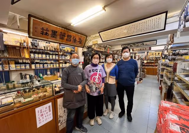 汪明荃逛街買年貨,與廢品回收阿姨貼身合影,盡顯親和力