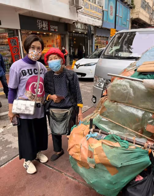 汪明荃逛街買年貨,與廢品回收阿姨貼身合影,盡顯親和力
