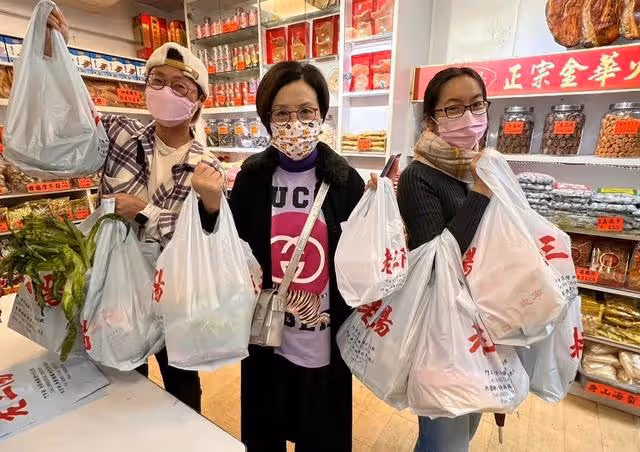 汪明荃逛街買年貨,與廢品回收阿姨貼身合影,盡顯親和力