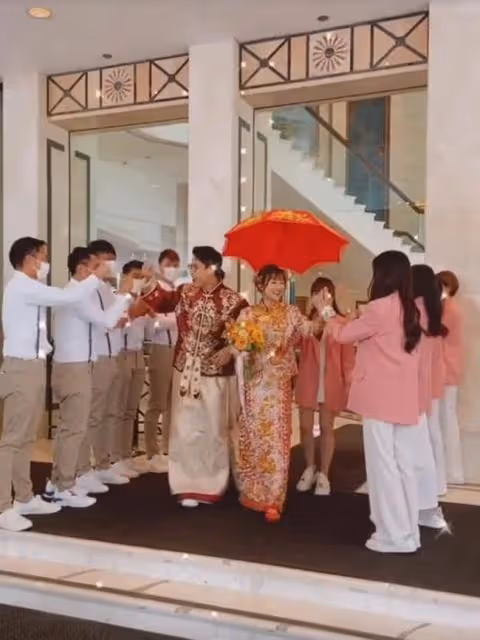 恭喜！27歲港姐嫁入豪門，男方高大帥氣，伴娘團一反傳統穿西裝