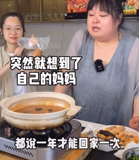 37歲女星直播時崩潰大哭，直呼想家想媽媽，助理冷漠行為惹眾怒