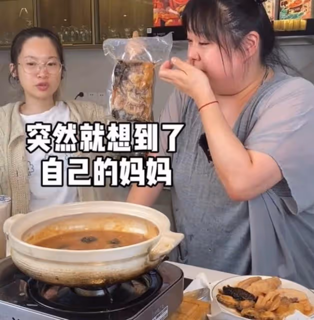 37歲女星直播時崩潰大哭，直呼想家想媽媽，助理冷漠行為惹眾怒
