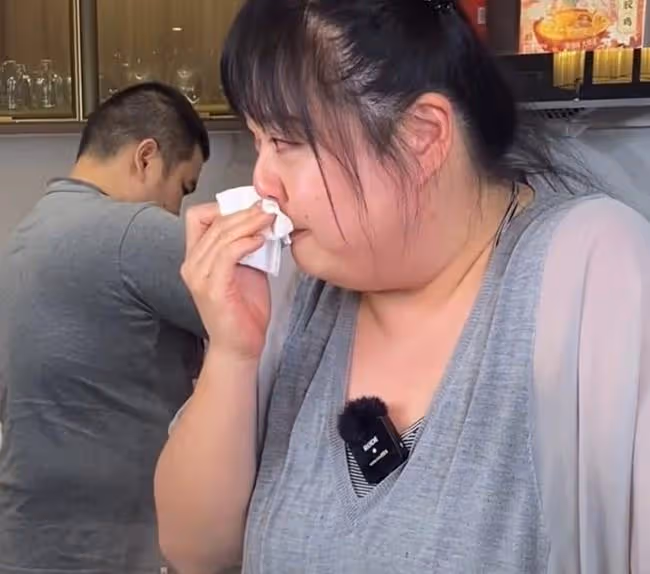 37歲女星直播時崩潰大哭，直呼想家想媽媽，助理冷漠行為惹眾怒