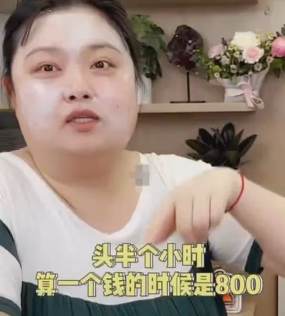 37歲女星直播時崩潰大哭，直呼想家想媽媽，助理冷漠行為惹眾怒