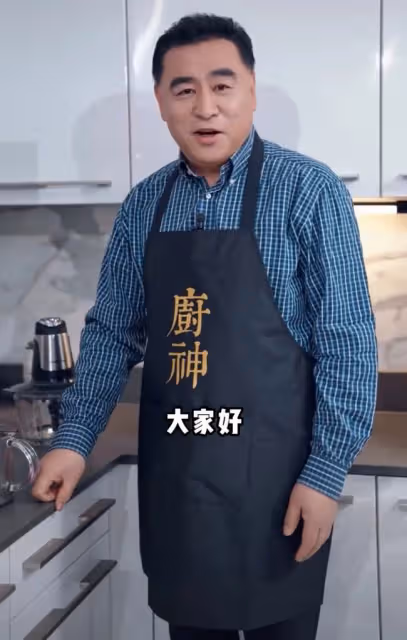 前央視主播張宏民拍視頻帶貨,減肥成功精神足,未婚未育生活逍遙