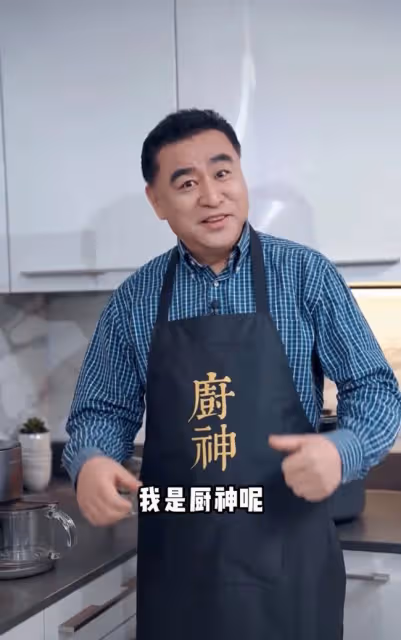 前央視主播張宏民拍視頻帶貨,減肥成功精神足,未婚未育生活逍遙