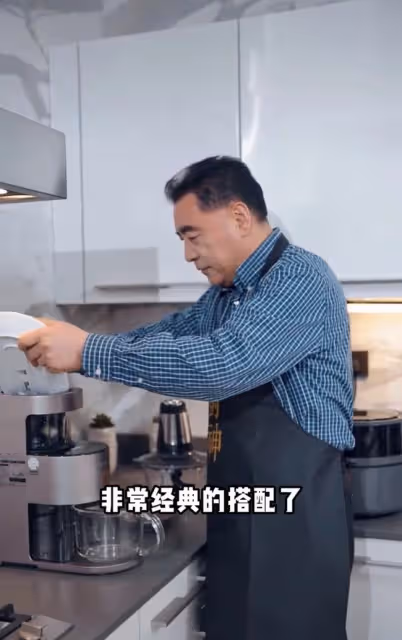 前央視主播張宏民拍視頻帶貨,減肥成功精神足,未婚未育生活逍遙