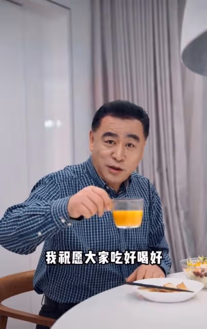 前央視主播張宏民拍視頻帶貨,減肥成功精神足,未婚未育生活逍遙
