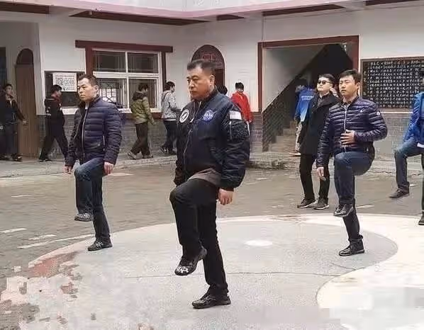 前央視主播張宏民拍視頻帶貨,減肥成功精神足,未婚未育生活逍遙