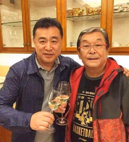 前央視主播張宏民拍視頻帶貨,減肥成功精神足,未婚未育生活逍遙