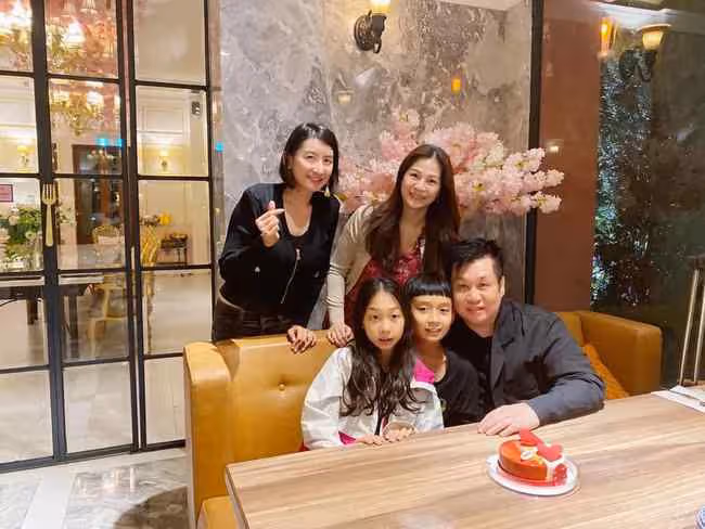 鄭智化與家人慶60歲生日，妻子罕露面美貌出眾，結婚22年甜蜜如初