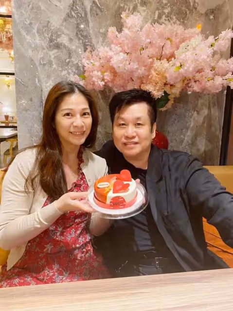 鄭智化與家人慶60歲生日，妻子罕露面美貌出眾，結婚22年甜蜜如初