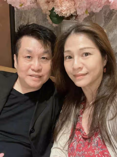 鄭智化與家人慶60歲生日，妻子罕露面美貌出眾，結婚22年甜蜜如初