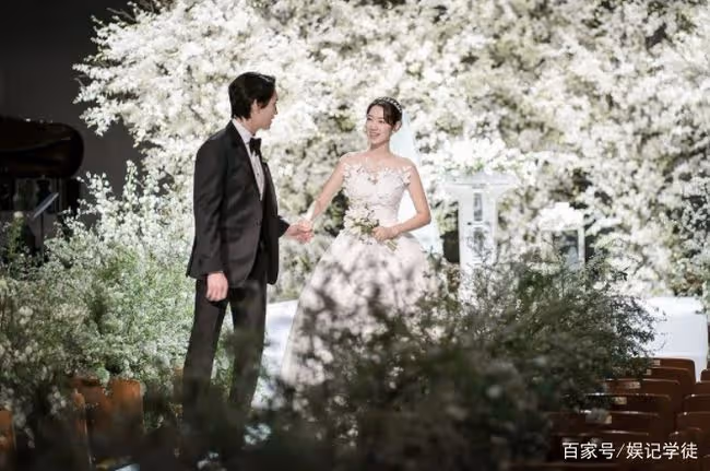 婚後的朴信惠高調秀幸福,與友人同框慶祝,意外曝光孩子性別