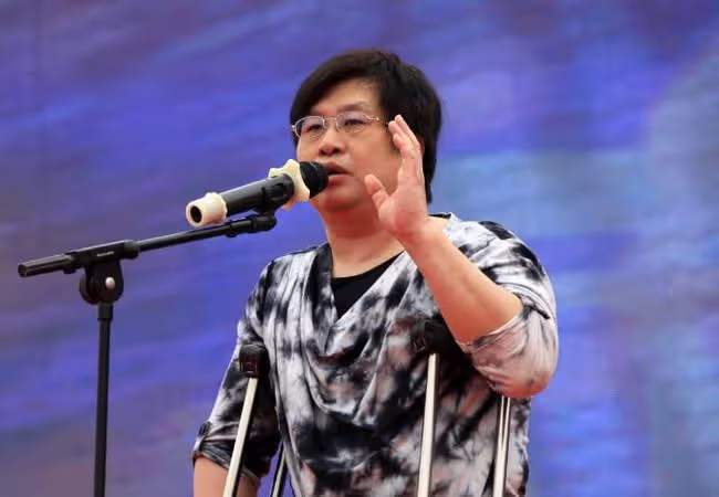 鄭智化與家人慶60歲生日，妻子罕露面美貌出眾，結婚22年甜蜜如初