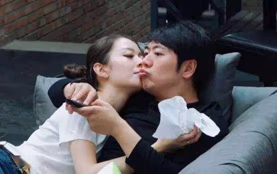 郎朗在國外為兒子慶生!1歲兒子身高矚目,吉娜緊摟丈夫滿臉甜蜜