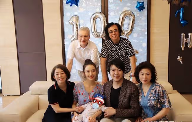 郎朗在國外為兒子慶生!1歲兒子身高矚目,吉娜緊摟丈夫滿臉甜蜜
