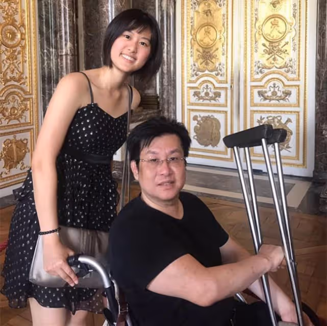 鄭智化與家人慶60歲生日，妻子罕露面美貌出眾，結婚22年甜蜜如初