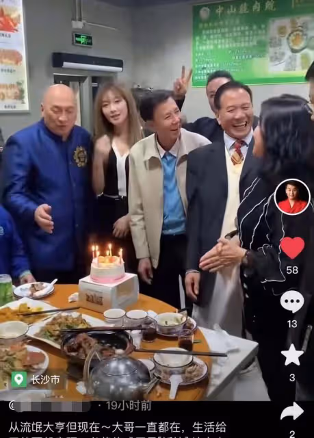 64歲萬梓良在小館為異性慶生,手搭對方肩上笑開懷,老婆獨坐一旁