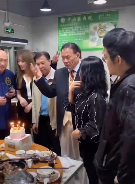 64歲萬梓良在小館為異性慶生,手搭對方肩上笑開懷,老婆獨坐一旁