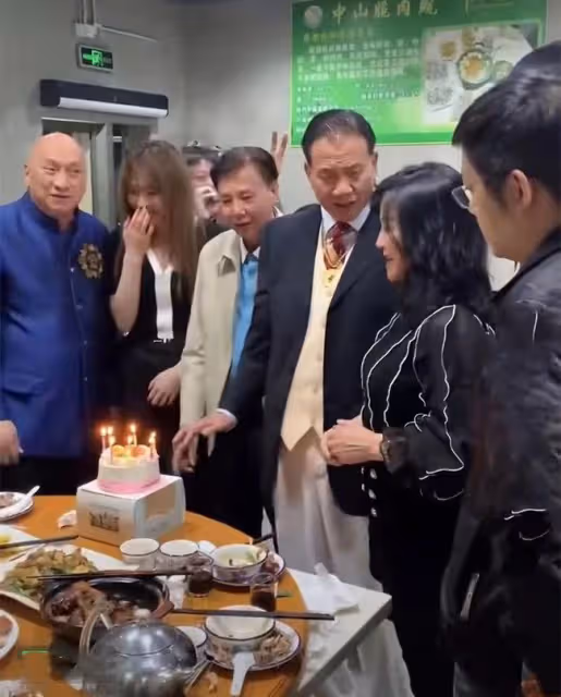 64歲萬梓良在小館為異性慶生,手搭對方肩上笑開懷,老婆獨坐一旁