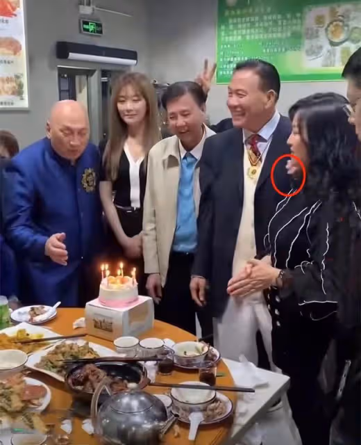 64歲萬梓良在小館為異性慶生,手搭對方肩上笑開懷,老婆獨坐一旁