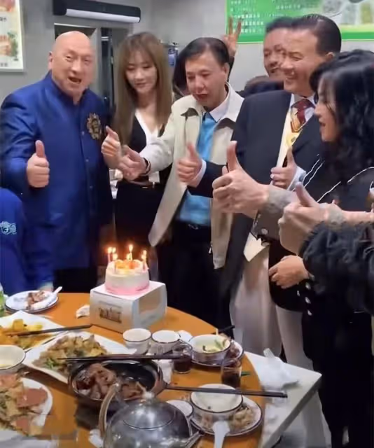 64歲萬梓良在小館為異性慶生,手搭對方肩上笑開懷,老婆獨坐一旁