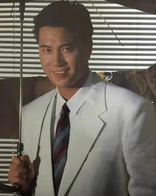 64歲萬梓良在小館為異性慶生,手搭對方肩上笑開懷,老婆獨坐一旁