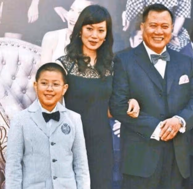 64歲萬梓良在小館為異性慶生,手搭對方肩上笑開懷,老婆獨坐一旁