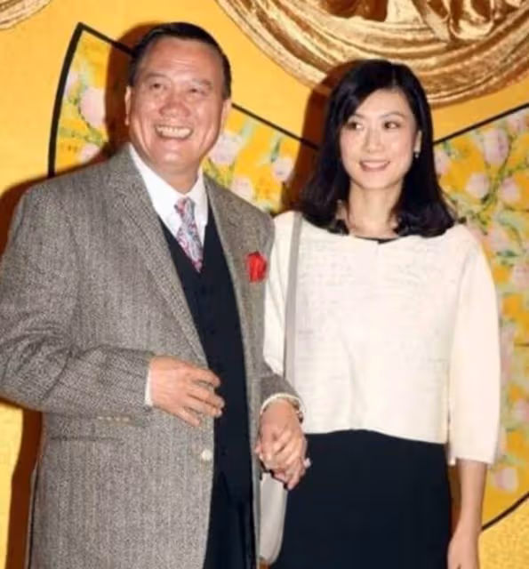 64歲萬梓良在小館為異性慶生,手搭對方肩上笑開懷,老婆獨坐一旁