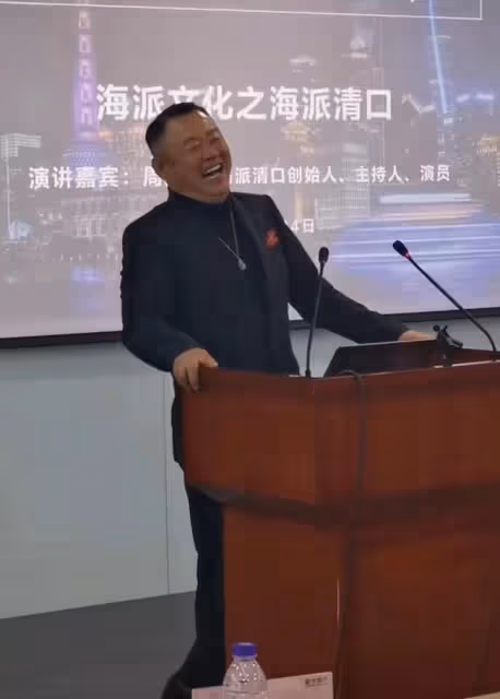 周立波時隔4年再登台,打扮氣派發福明顯,笑著自嘲讓大家失望了