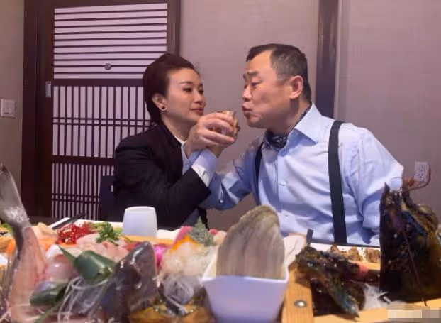 周立波時隔4年再登台,打扮氣派發福明顯,笑著自嘲讓大家失望了